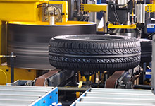 Neumático siendo revisado en calidad de uniformidad por medio automatizado